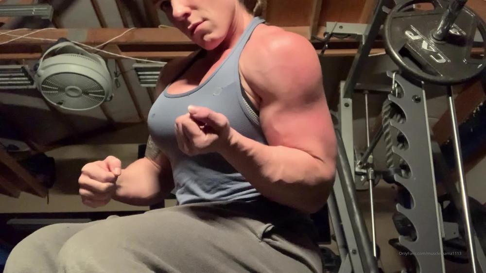 musclemama1113 01 01 2020 116052326 Watch them shoulders pump last pump of the year