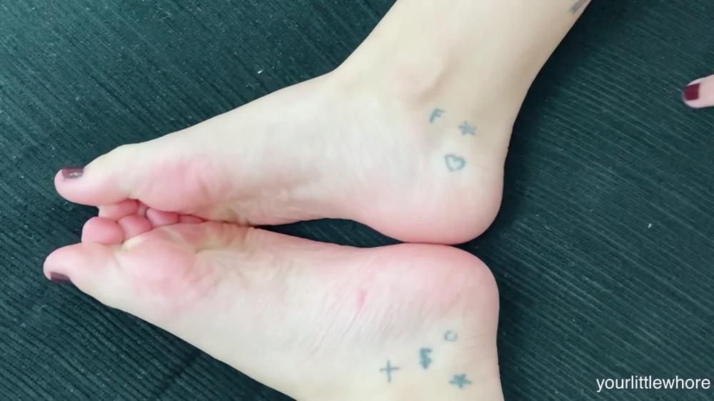 Sniff Mommy S Feet And Jerk To Gay Porn