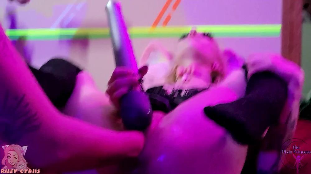 Riley Cyriis Squirting Teen Slut Fisting Party