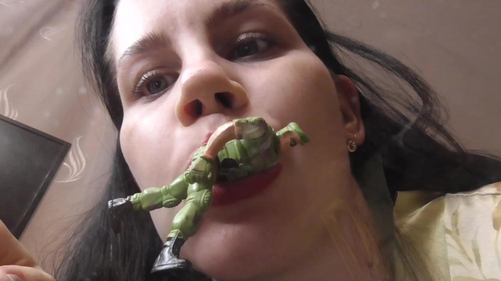 A Giant Woman Wants To Eat A Little Man