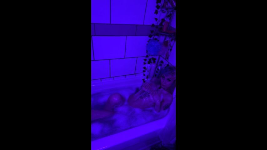 Run a bath with me :P freee video - April 03, 2023