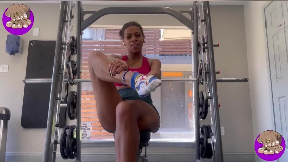 PrettyFeetDontCheat - Sniffing Socks and Shoes at the Gym