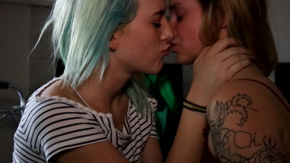 Skarlet Luvya Sexy Young Teens Try Pussy And Strap On