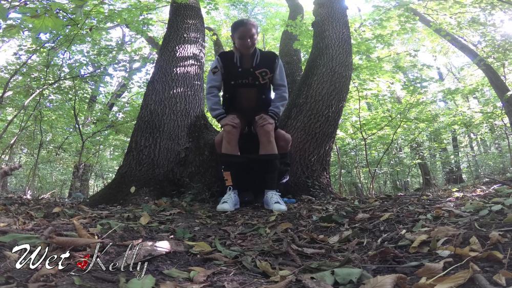 Wet Kelly Runner Girl Risky Sex In The Forest