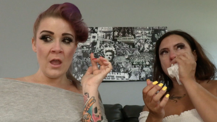 Monica & Whitney - Sneezing Powder Fun