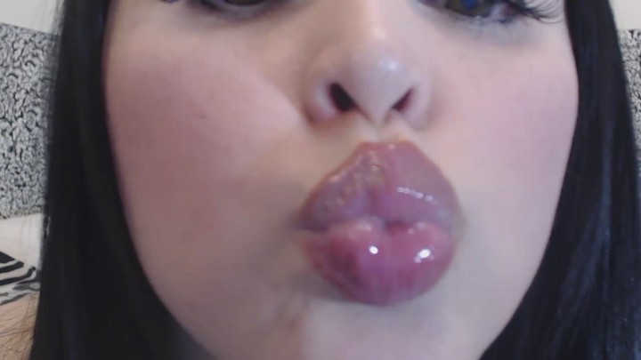 Whisper Lipgloss Kissing and gum chewing