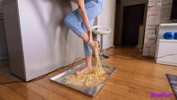 Amazon Woman Stuck HD - March 27, 2022