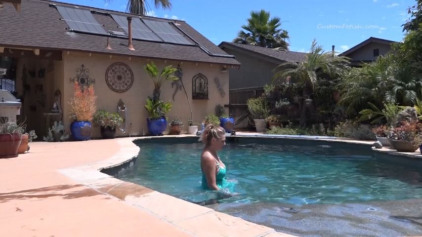 Sable Wets Clothes in Pool 2 outfits