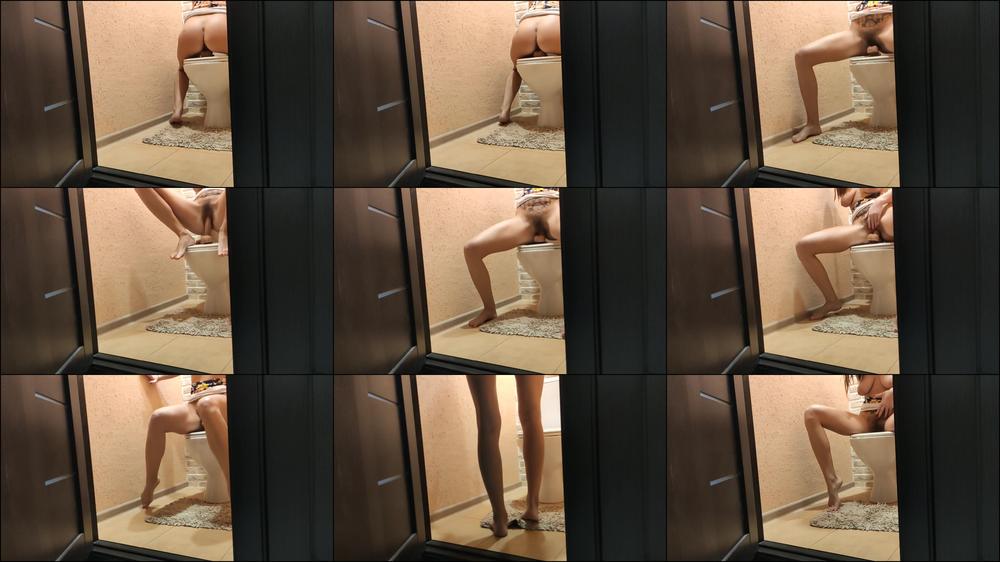 Honey Luna Caught Masturbating In The Toilet