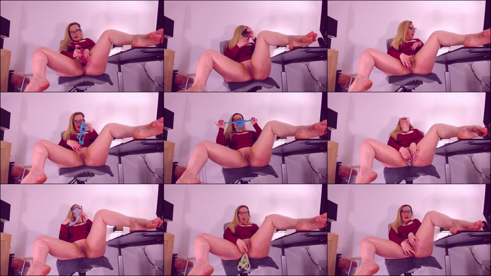 Putting 10 panties inside pussy