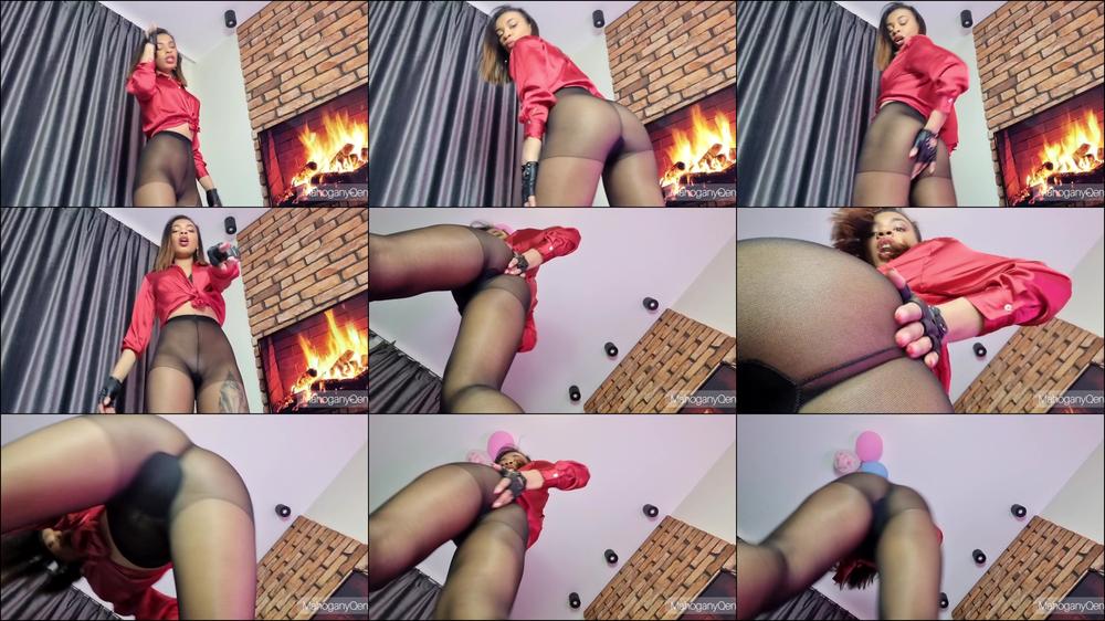 Queen's Chair Pantyhose Tease | MahoganyQen