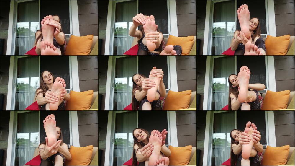 Massaging My Perfect Size 7 Soles