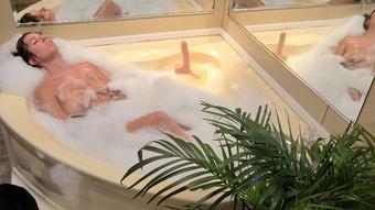 Kitty takes a bath with a friend (KittyUV)