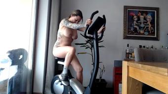 Nude Bike Workout & Grind Until Orgasm (SuzieLove212)