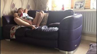 Masturbating on the Sofa (SuzieLove212)