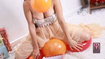 playing with ballons in my room - December 09, 2022 (Tatits)