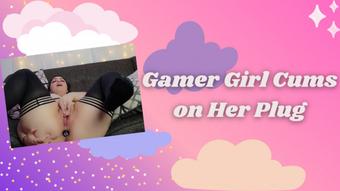Gamer Girl Cums on Her Plug - November 02, 2021 (xGwen Ivy)