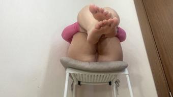 Feet ignore fetish from your curvy girl (wow_adele)