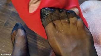A Sucker for Ebony Feet & Nylons (MahoganyQen)