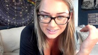 ASMR Kissing (LauranVickers)