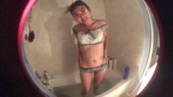 Lola makes the Bath even Wetter (LOLATESSA)