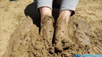 Layla's Big Muddy Feet (LaylasFuckingClips)