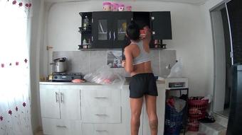 I fix the kitchen and I dance sexy (Lola bbunny)