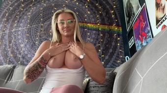 Time With Mommy While She Seduces You (LauranVickers)