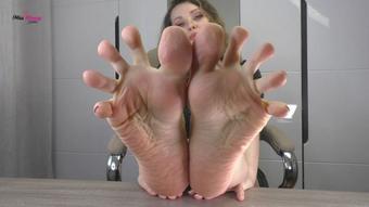 Endlessly addicted to my feet (Honey Barefeet)