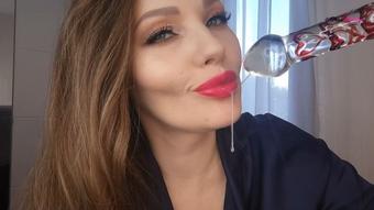 Hot pink sucking lips (Honey Barefeet)