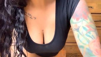 Cleavage Tease (Drea_xoxo)