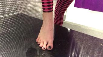 post workout toenail clipping (Paula1817)