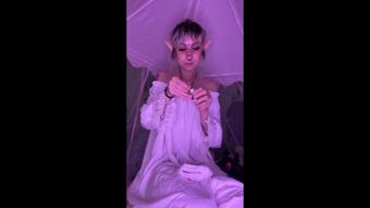 Tired elf uses chhinkni before bed - August 17, 2023 (Thchic88)