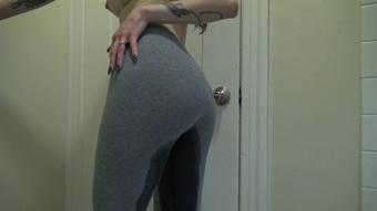 X Littleraven X 4K Pissing My Pants (x_LittleRaven_x)