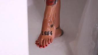 Candid Foot Fetish in shower (Drea_xoxo)