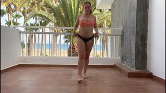 Teen Masturbates on Balcony (Tiffanybabe01)