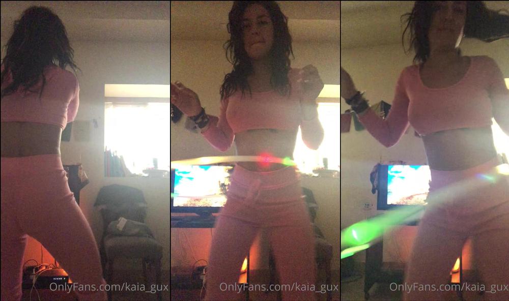 kaia_gux 04 09 2021 2212011960 Hey babes i got this hula hoop led itâs super fun 