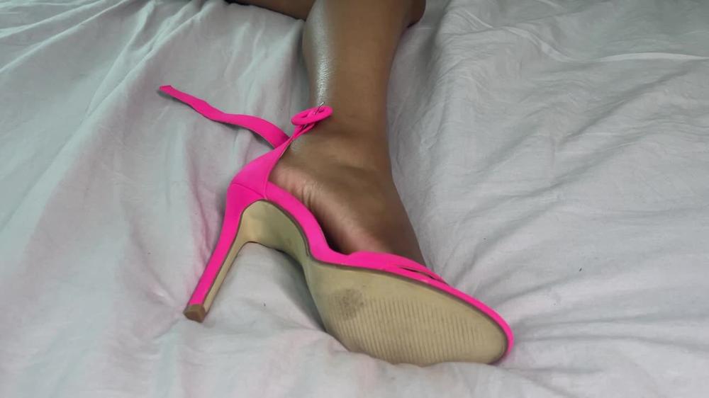 Girl Ignores While Taking Off Heels