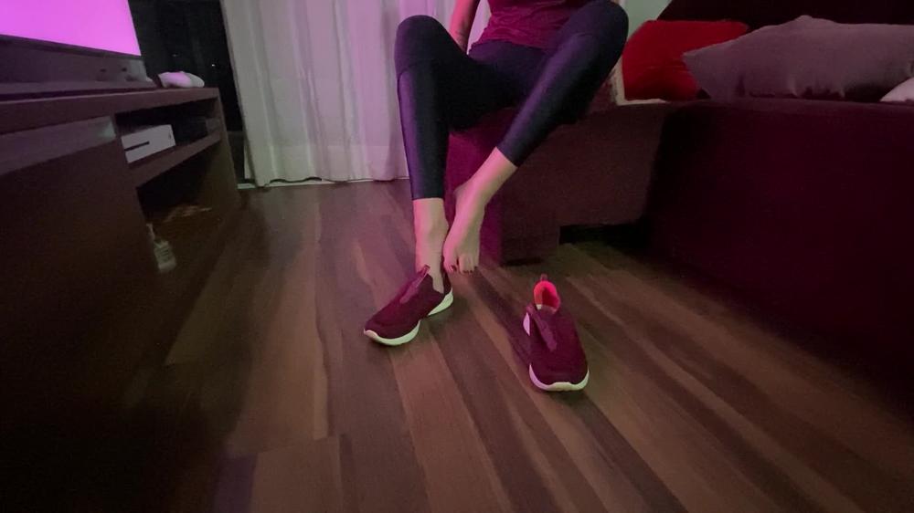 sofialuttvip 04 03 2021 2043360787 Tirando o tênis bem devagar pra você sentir o cheirinho, corri e suei muito nesse tênis