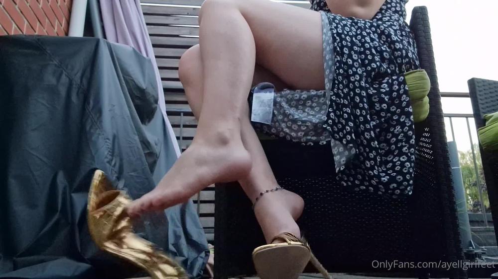 ayellgirlfeet 727328286 2023 09 09 bon petit dandling en talons dor s 1