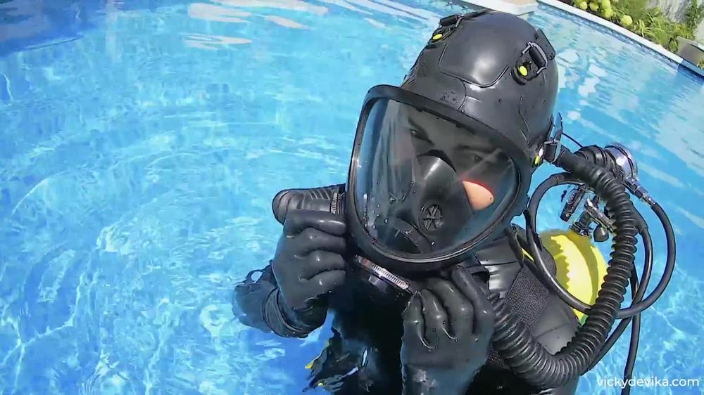 vickydevika 03 08 2020 636529726 Trying my new 3M gasmask with the double hose scuba setup. Wanna dive in with me  ; )