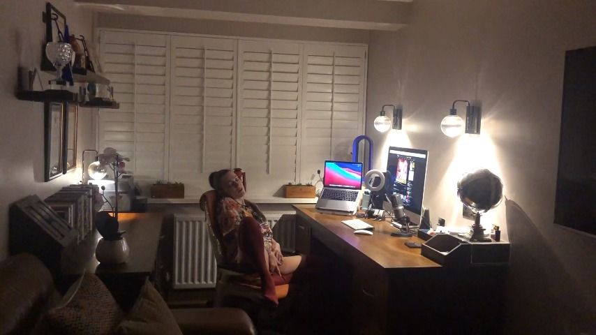Fingering in my Office with Porn