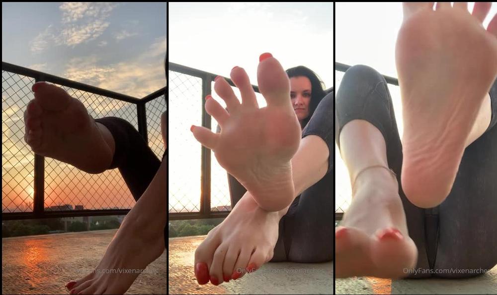 vixenarches 04 07 2019 41306875 Sunset foot tease on the balcony. (2 minutes) Happy 4th