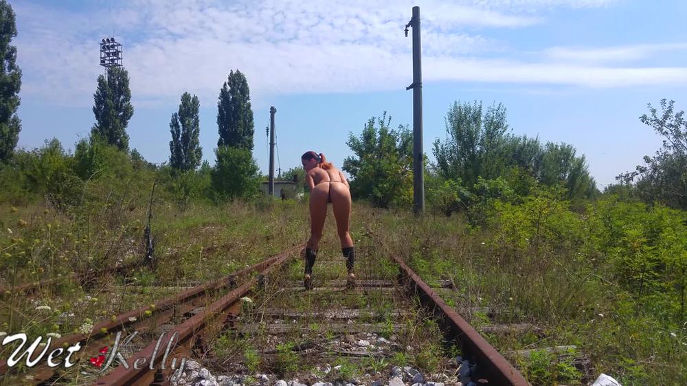 Wet Kelly Behind The Scenes Flashing In Public