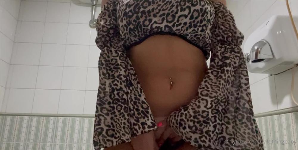wildthingbaby 06 07 2022 2512483273 Mi tocco nel bagno di un locale vi piace così
