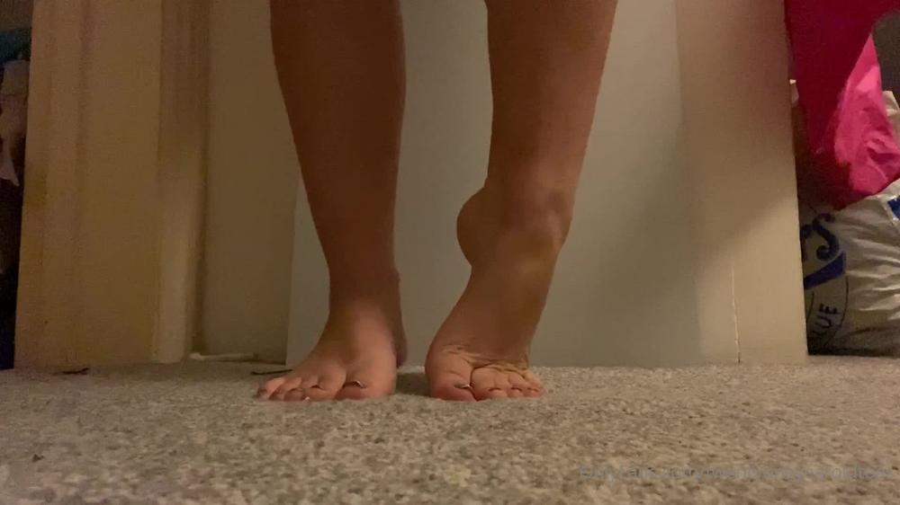 twentyoneyearoldtoes 01 05 2020 36151675 Standing_up_sole_and_toe_show