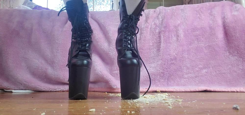 Anya Ivanovna Domme Crushing Piggy Food