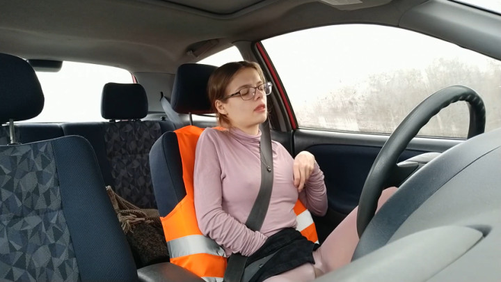 Nerdy girl masturbates in a car non-nude