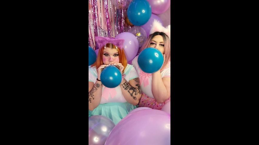 Bisexual kittens blow balloons and play - October 30, 2021