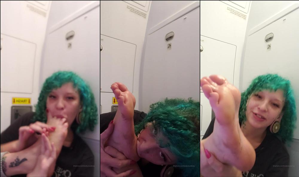 bodaciousbizzy 29 11 2019 15225548 Self worship on a plane.